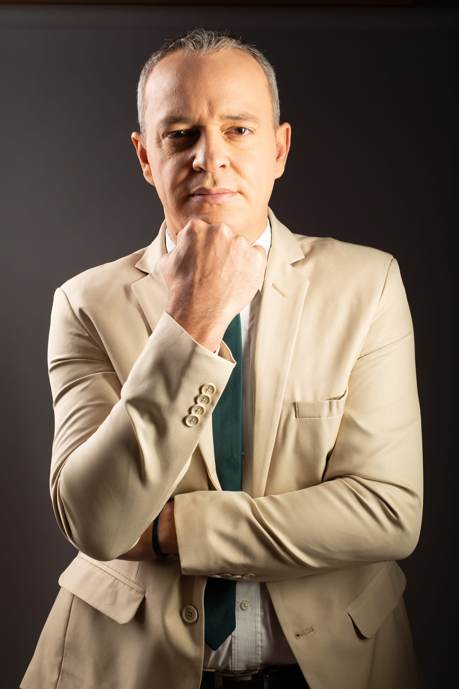Paulo Crispim em ensaio profissional